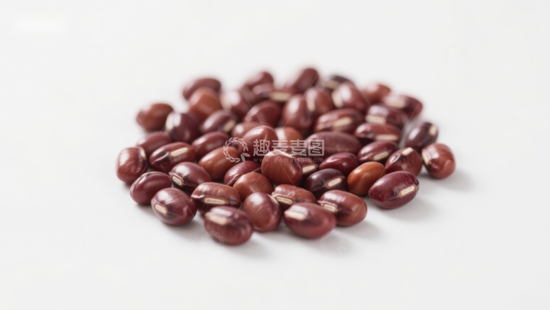高清大图下载【趣麦麦图】红色豆子堆叠在白色背景上