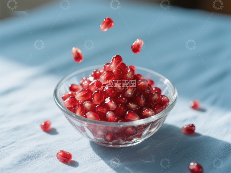 高清大图下载【趣麦麦图】碗中石榴籽跃动瞬间