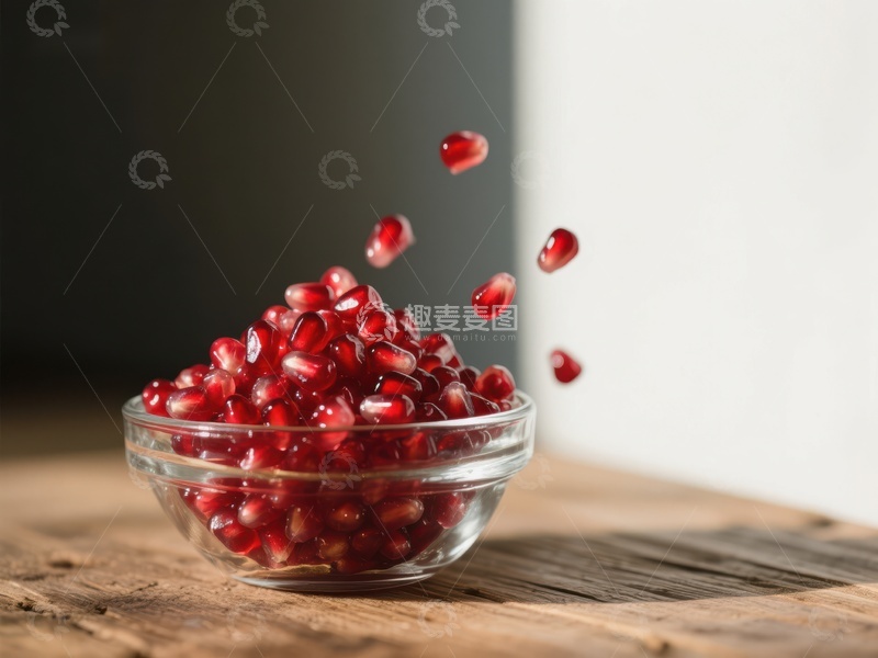 高清大图下载【趣麦麦图】玻璃碗中弹跳的石榴籽