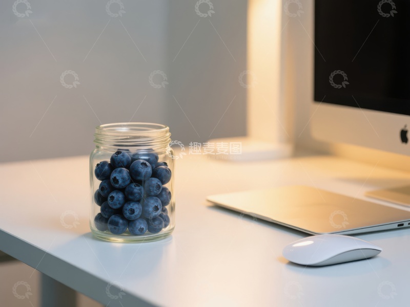 高清大图下载【趣麦麦图】办公桌上的蓝莓罐与笔记本电脑