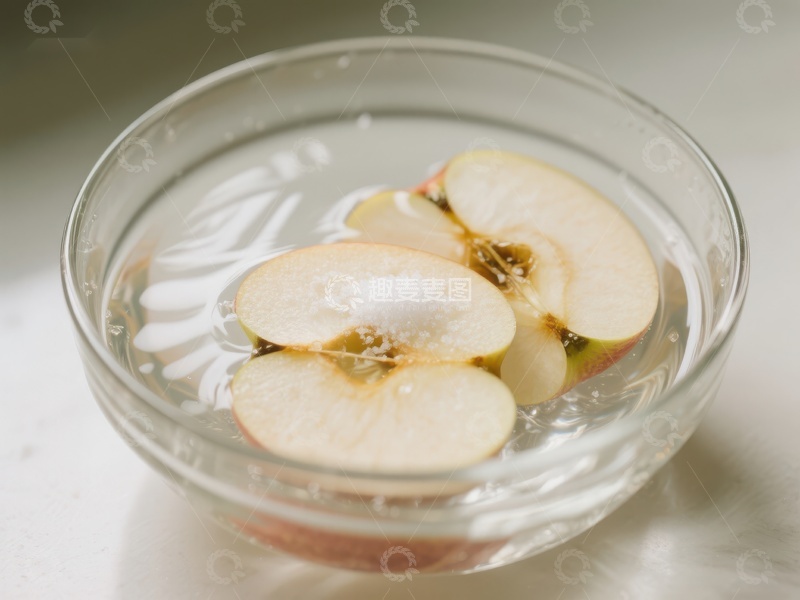 高清大图下载【趣麦麦图】苹果片浸泡在透明玻璃碗中