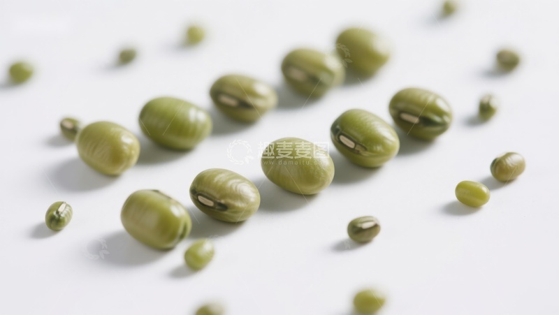 高清大图下载【趣麦麦图】绿色豆子散落白色背景