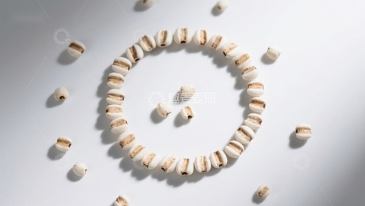 谷物排列成笑脸图案