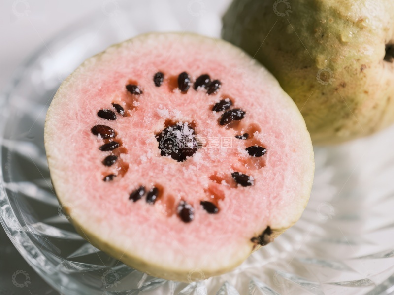高清大图下载【趣麦麦图】切开的番石榴，展示粉红色果肉和黑色种子