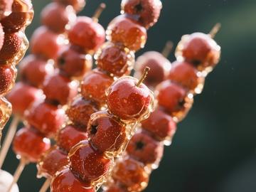 糖葫芦串，晶莹剔透的红色果实