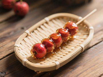 糖葫芦串在竹篮上