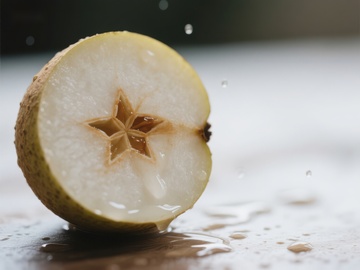 切开的梨子，内部星形种子清晰可见