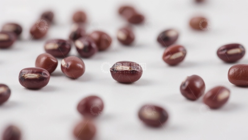 高清大图下载【趣麦麦图】红色豆子散落白色背景