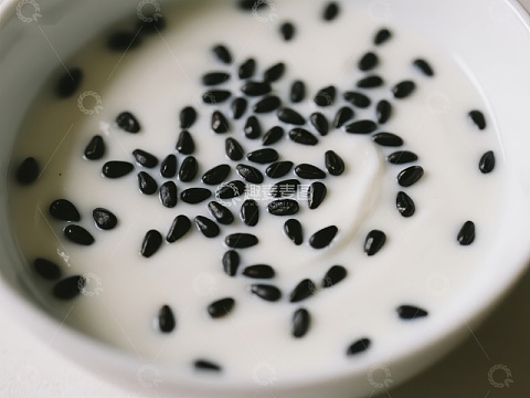 黑芝麻点缀的白色浓稠饮品