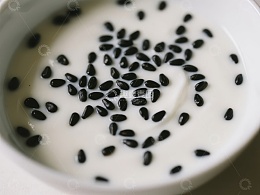 黑芝麻点缀的白色浓稠饮品