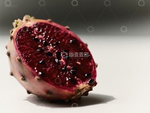 切开的火龙果展示鲜艳果肉