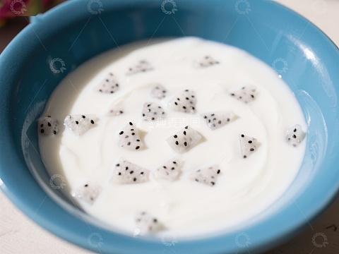 酸奶配白芝麻球，清新美味