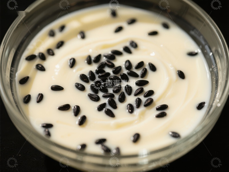 高清大图下载【趣麦麦图】黑芝麻点缀的奶油状食物