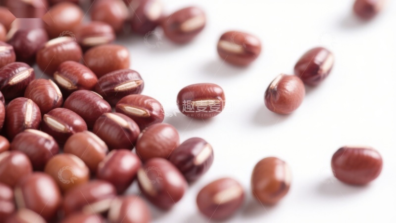 高清大图下载【趣麦麦图】红棕色豆子散落白色背景