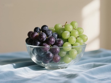 透明碗中的紫绿葡萄