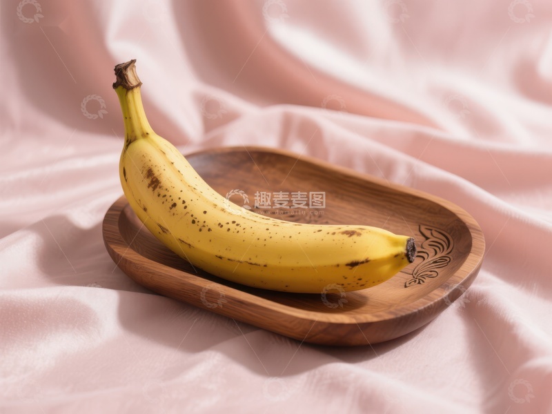 高清大图下载【趣麦麦图】香蕉置于木质盘中，背景柔和