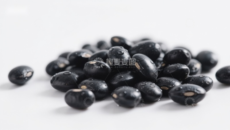 高清大图下载【趣麦麦图】黑豆散落于白色背景