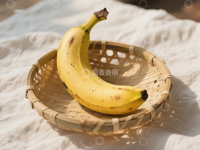 高清大图下载【趣麦麦图】香蕉置于竹篮中，阳光洒落
