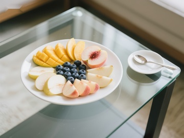 新鲜水果拼盘与茶杯