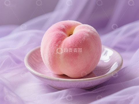粉嫩桃子置于淡雅瓷碟之上