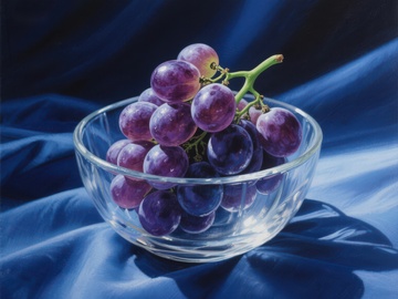 玻璃碗中的紫色葡萄