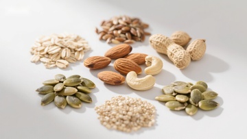 多种坚果与种子的展示