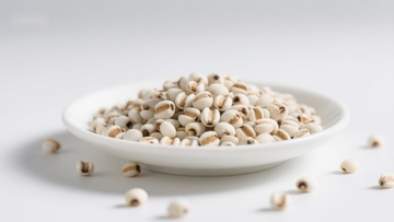 白色碗中的薏米特写