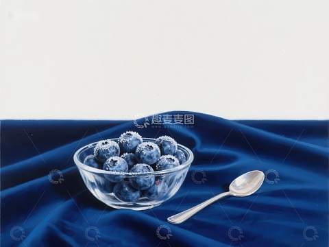 蓝莓玻璃碗与银勺静物