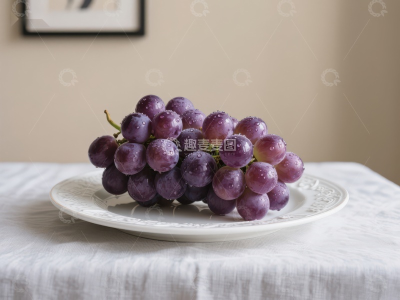 高清大图下载【趣麦麦图】新鲜紫葡萄置于白色盘中