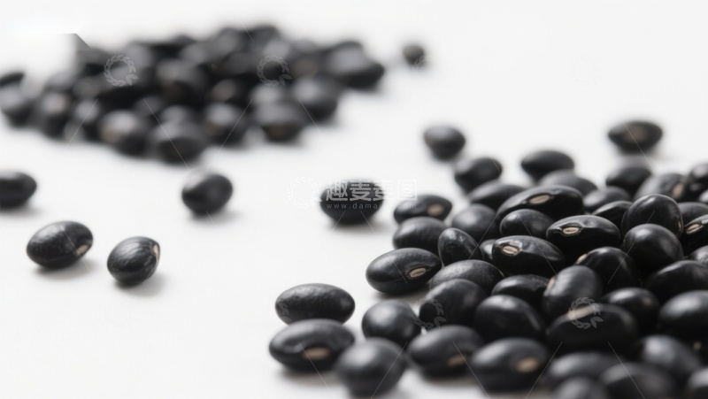 高清大图下载【趣麦麦图】黑豆散落于白色背景