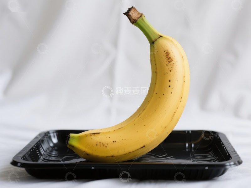 高清大图下载【趣麦麦图】单根香蕉置于黑色托盘上