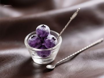 蓝莓冰淇淋球置于透明小碗中