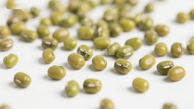 高清大图下载【趣麦麦图】新鲜绿豆散落白色背景