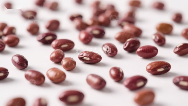 高清大图下载【趣麦麦图】红色豆子散落白色背景