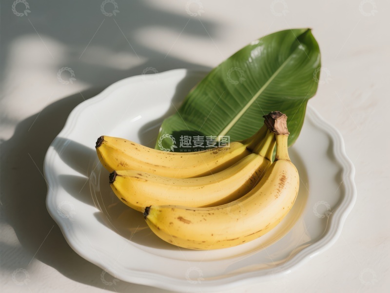 高清大图下载【趣麦麦图】盘中香蕉与绿叶的静物组合