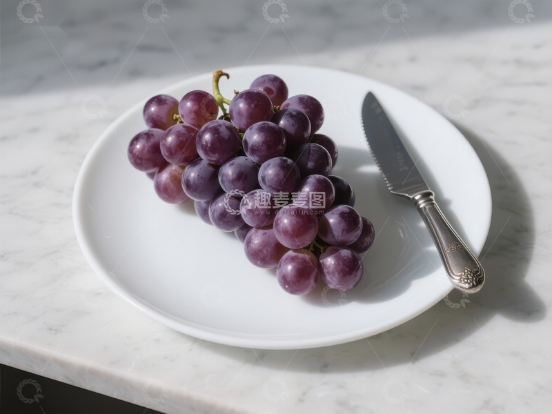 高清大图下载【趣麦麦图】葡萄与刀置于白色盘上