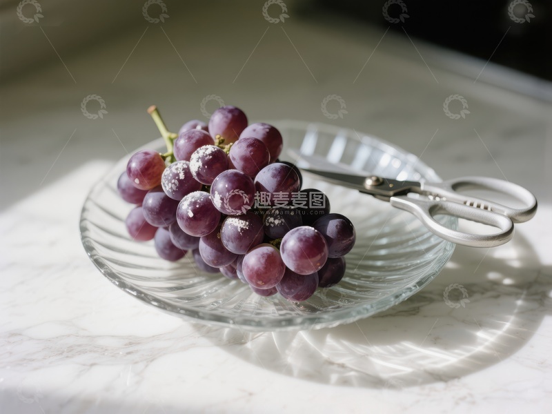 高清大图下载【趣麦麦图】玻璃碗中的葡萄与剪刀