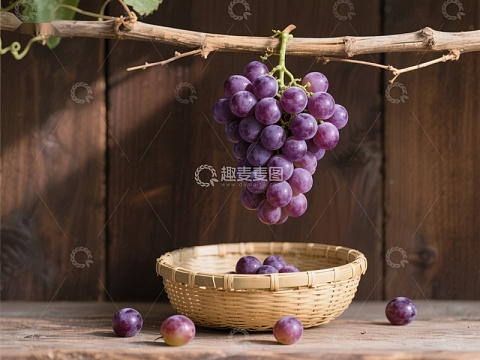 紫葡萄悬挂枝头，篮中散落几颗