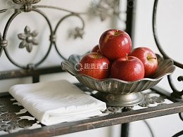 金属碗中摆放的红苹果
