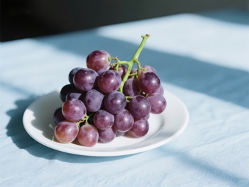 阳光下的紫葡萄