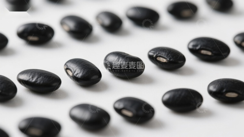 高清大图下载【趣麦麦图】黑豆散落于白色背景