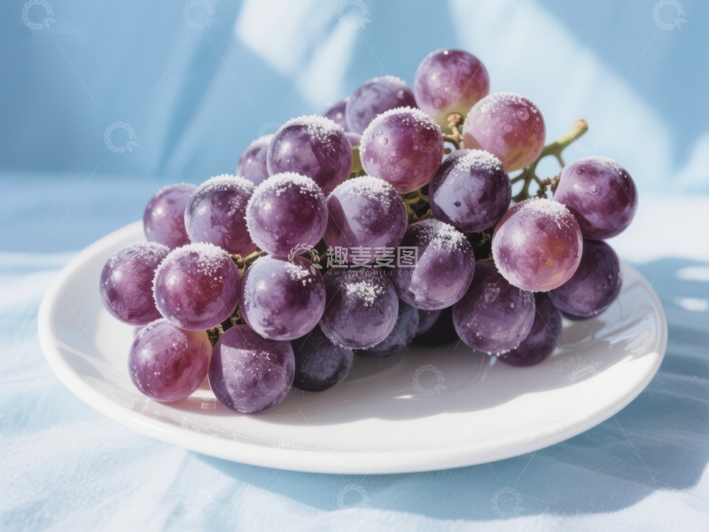 高清大图下载【趣麦麦图】新鲜紫葡萄置于白色盘中