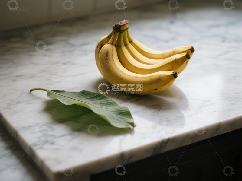 高清大图下载【趣麦麦图】大理石台面上的香蕉与绿叶