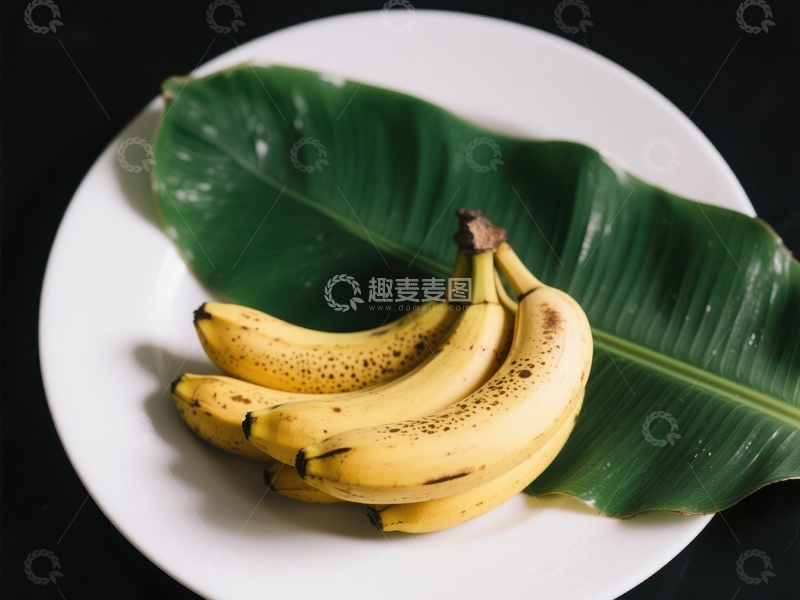 高清大图下载【趣麦麦图】香蕉与绿叶置于白色盘中