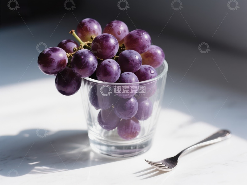 高清大图下载【趣麦麦图】透明杯中的紫葡萄