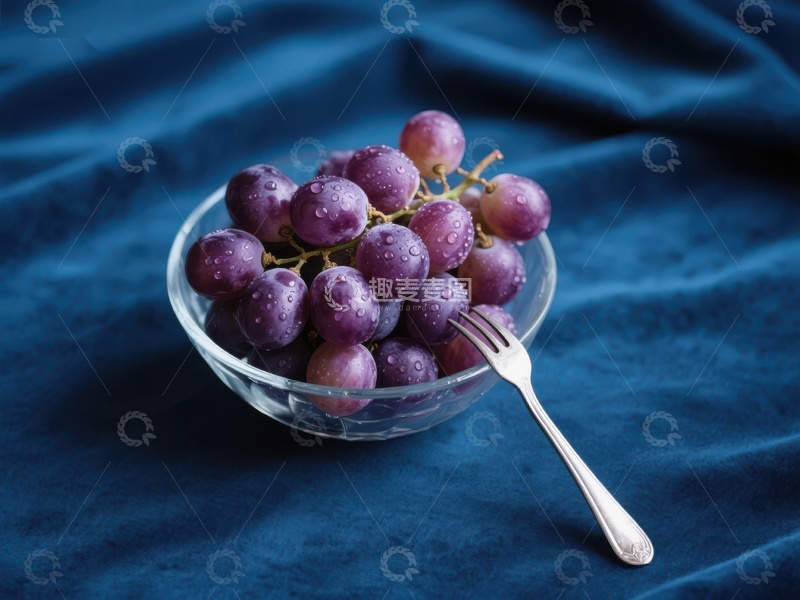 高清大图下载【趣麦麦图】透明碗中的紫葡萄与银叉