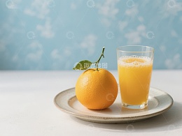 新鲜橙子与橙汁杯