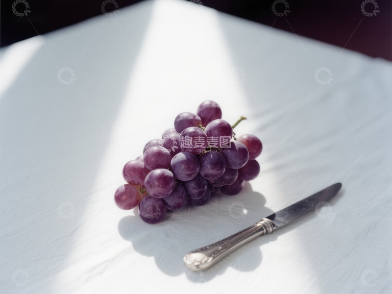 高清大图下载【趣麦麦图】阳光下的葡萄与刀具