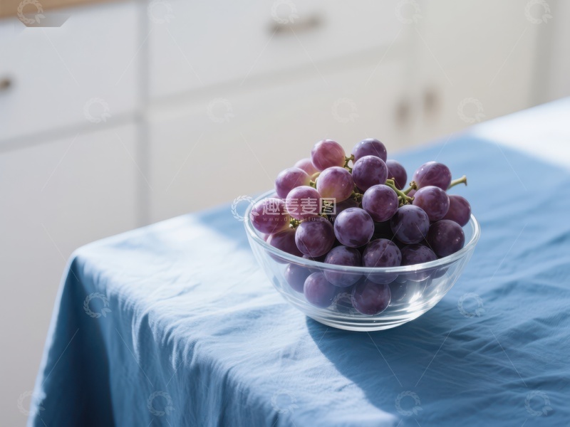 高清大图下载【趣麦麦图】-蓝桌布上的葡萄碗