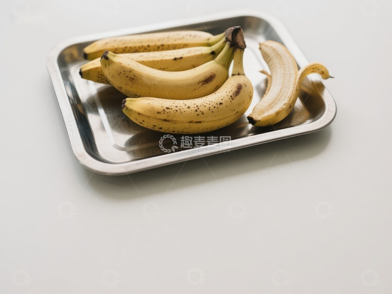 高清大图下载【趣麦麦图】金属托盘上的成熟香蕉